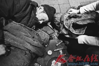 街头流浪老人醒来身边多了棉衣