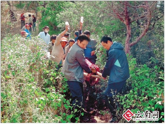 大理一孕妇难产 民警村民联手急救保母子平安