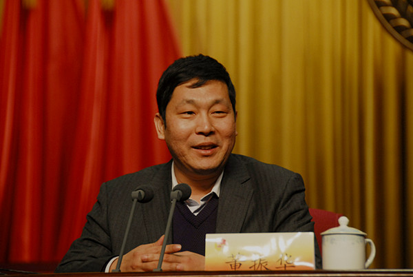 在董振华看来,回答了如何举旗的问题