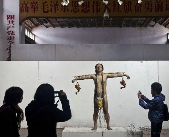 男子全裸私处挂烧鸡+湖南<em>艺校女生</em>吻其全身/图