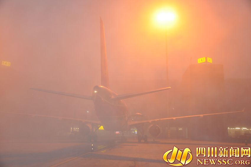 成都双流机场再次受大雾天气困扰近万旅客滞留