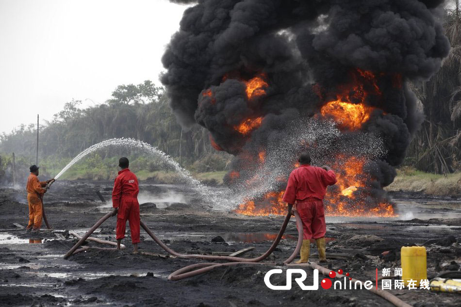 尼日利亚输油管道因窃贼偷油发生爆炸 现场黑