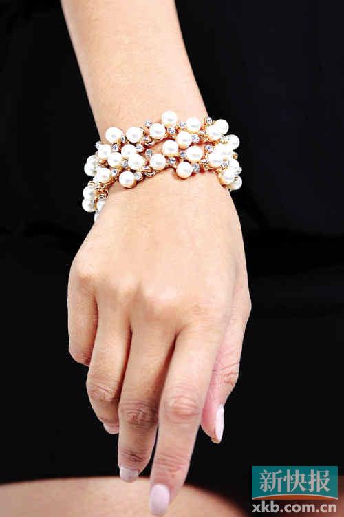 　　▲珍珠闪钻造型手镯是手部的点缀，简约而闪亮。