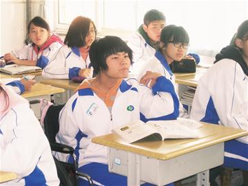 母亲学校做义工陪脑瘫女儿上学励志感人(图)