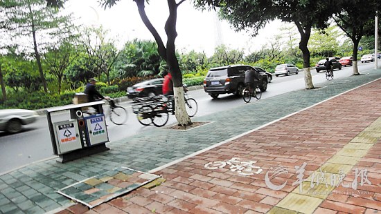 人行道上有专门单车道 骑车者偏偏和机动车争路