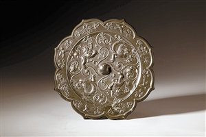 ?刘东收藏的双鸾瑞兽纹菱花镜。