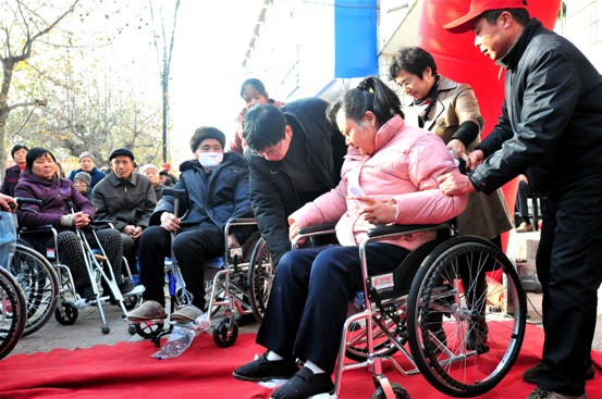 陕西庆祝国际残疾人日 残疾人领取轮椅过暖冬
