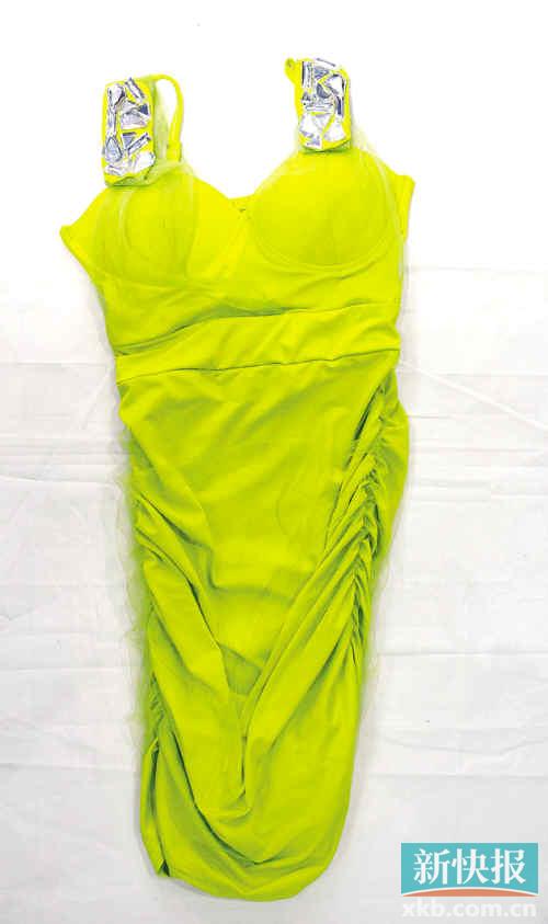 　　▲黄荧光色裙子，灯光下会自动吸引眼球。肩上的大块闪钻不仅可以突出肩部，还能增添闪耀度。