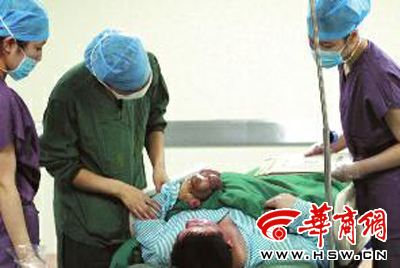 延安男子手指上长满肉瘤 罕见病此前全国仅有