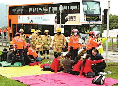 香港机场两巴士相撞致23人受伤 两人生命垂危