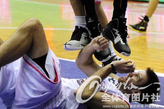 球员倒地被踩脸当场休克