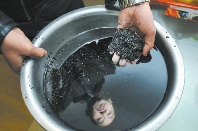 买回5斤黑芝麻泡出一盆黑"墨汁"阳虚与大麦茶图片