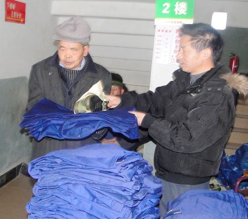 石柱:捐衣服献爱心 这个冬天孤寡老人不再寒冷