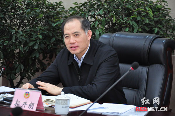 省委常委,组织部长郭开朗表示,在下一步工作中,要把委员们的建议落到