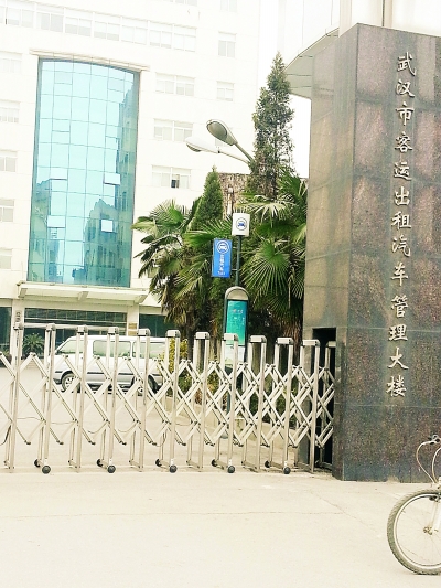 周末,市客管处投诉电话成摆设