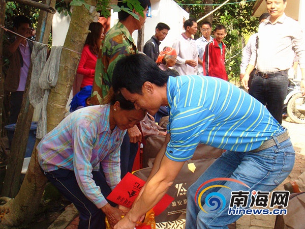 三亚开展新春送温暖 10困难户领到慰问金