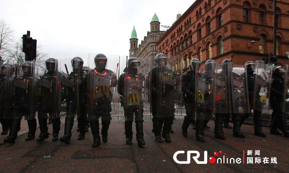 北爱尔兰悬挂英国国旗问题引发暴力示威 9名警