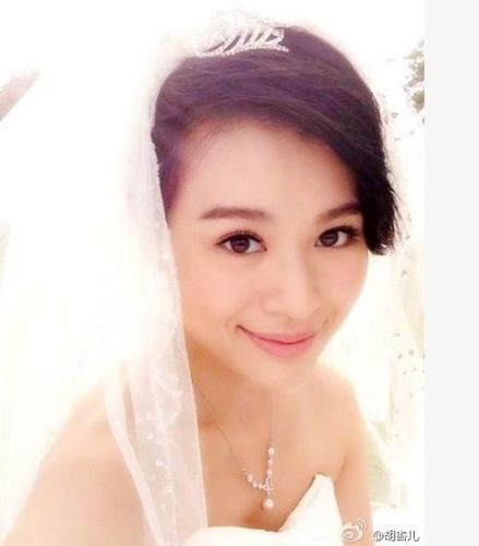 胡杏儿微博秀婚纱照 网友呼唤她与黄宗泽复合