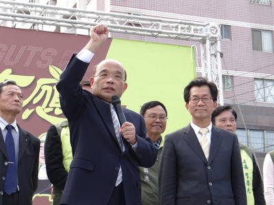 苏贞昌(前)图片来源:台湾“中央社”