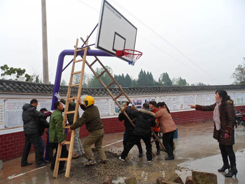 梁平荫平镇:加强体育设施建设 山区修起篮球场