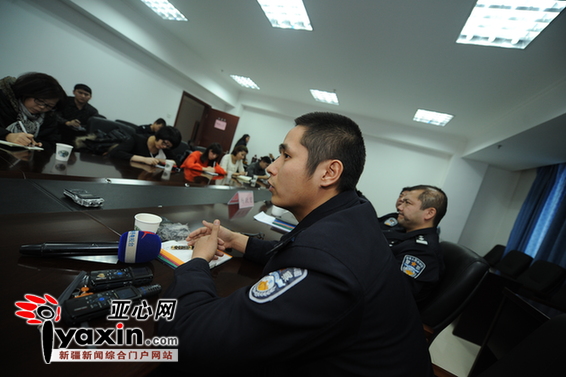 原标题:乌鲁木齐交警向最模范司机致歉 核心提示:1月15日,乌鲁木齐市公安局交警支队召开新闻发布会,该支队副支队长杨跃宏代表乌市公安局交警支队向最模范司机李女士及受到影响的驾驶员公开致歉。 亚心网讯(记者 张梦雨)1月15日,乌鲁木齐市公安局交警支队召开新闻发布会,该支队副支队长杨跃宏代表乌市公安局交警支队向最模范司机李女士及受到影响的驾驶员公开致歉:李女士严守交通法规的意识是值得肯定和学习的,由于交通信号灯故障而造成李女士长时间的等待,我代表乌市公安局交警支队表示歉意。 1月15日16时