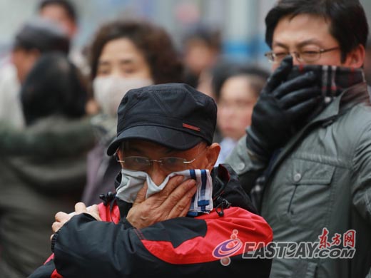 申城污染指数飙高呈重度污染 市民戴口罩防护