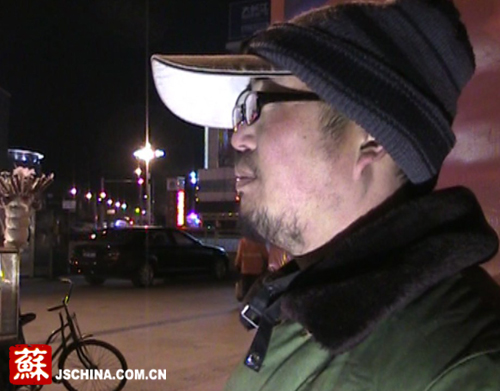 徐州大衣哥为爱一路放歌 省路费徒步去上海看