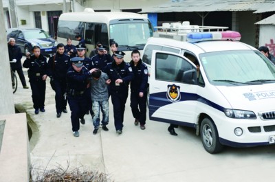 嫌犯被带上警车