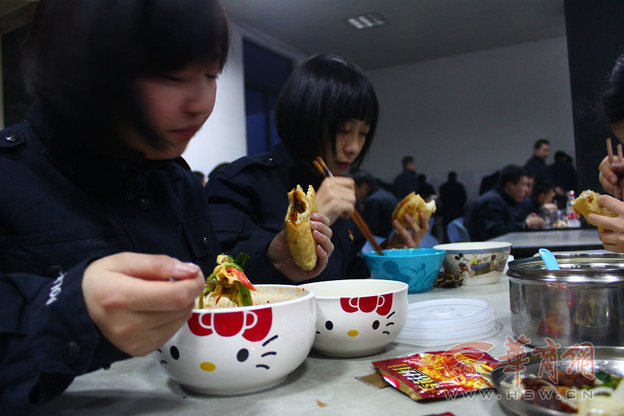 西安女特警队员成长记:最有意思的惩罚背着被