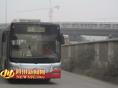 路公交站的起始点——天仁路站,整段路耗时12分钟. 记者随高清图片