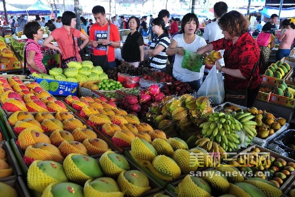 海南三亚:春节临近 热带水果热销