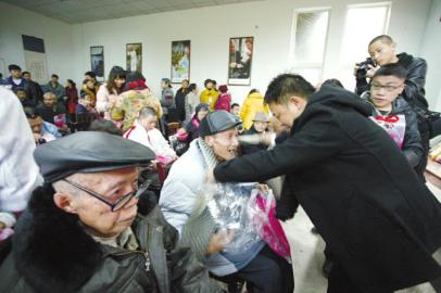 宜宾成都爱心人士为福利院老人送过冬物品