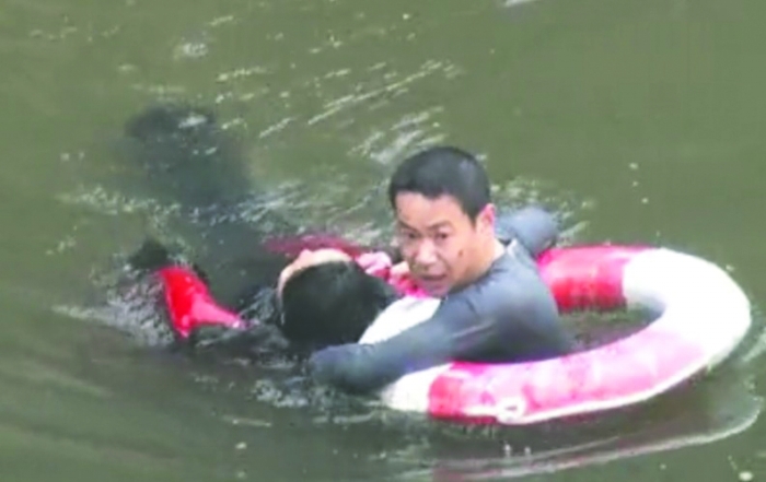 正月初二交警从刺骨河水中救起轻生女