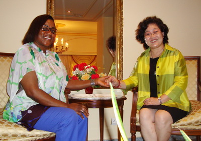 驻加蓬大使夫人杨宝珍拜会利伯维尔市长夫人