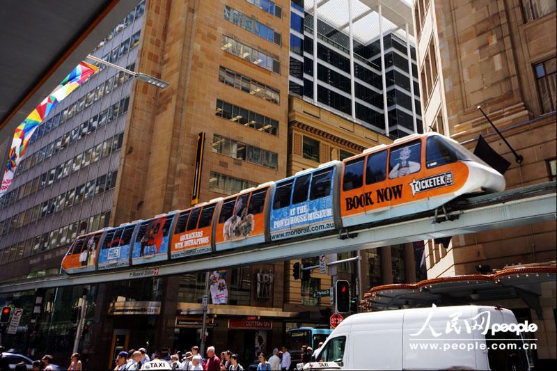 行走在悉尼上空的小火车