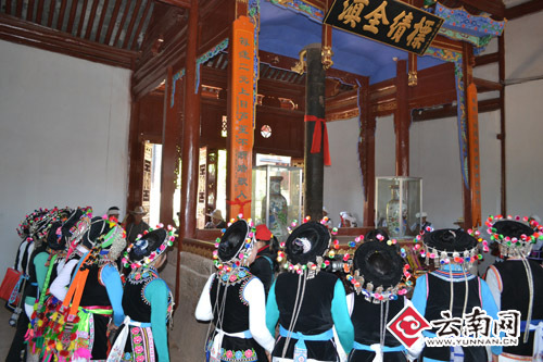 大理弥渡:彝族群众铁柱踏歌祈新福