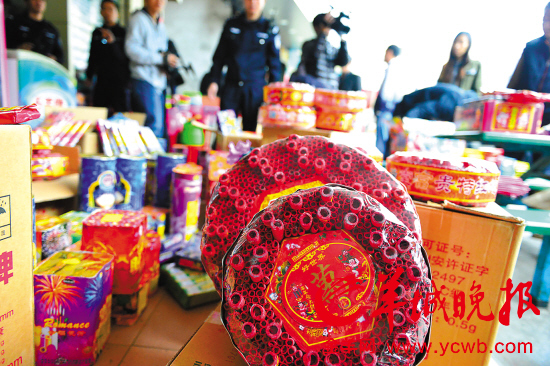 广州警方查处一批非法销售储存烟花爆竹窝点