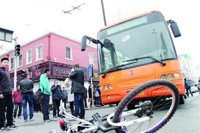 26中学生骑自行车闯绿灯 被公交撞上一言不发