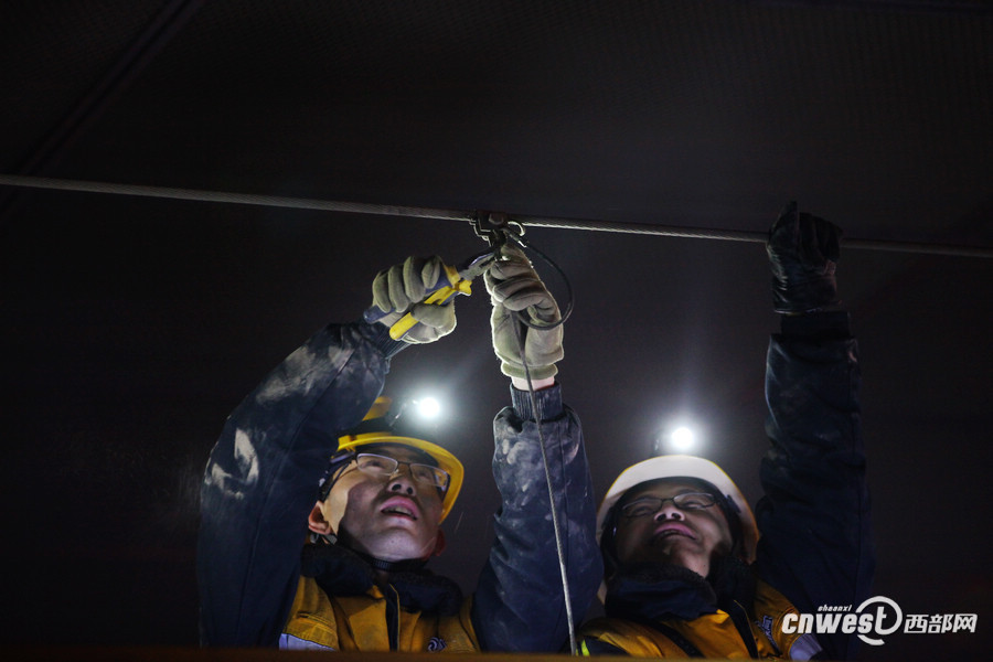 图片故事:郑西高铁接触网工的春运一夜