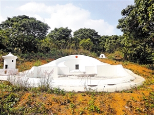 塘朗山公园半山腰 惊现两座豪华坟墓