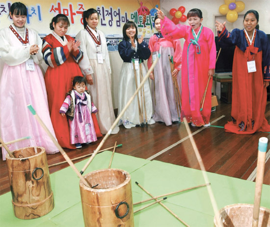 跨国婚姻主妇们身穿韩服体验韩国春节