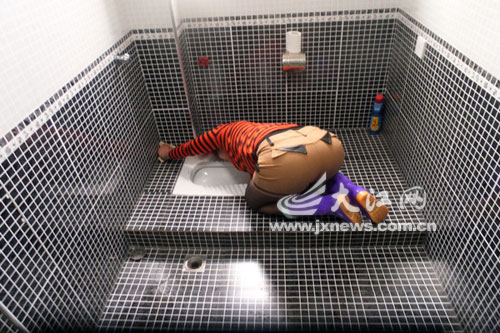 过年打扫卫生便池咬住手臂(图)