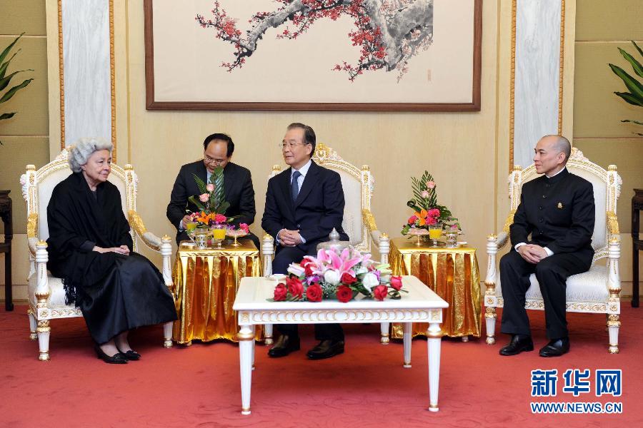 温家宝看望柬埔寨太后莫尼列和国王西哈莫尼