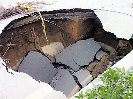 广州一道路发生地陷后出现约5平米的深坑