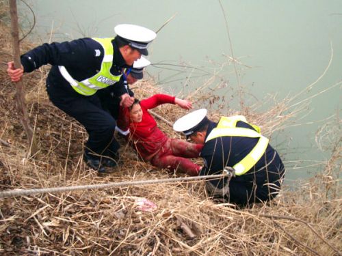 高速民警救起落水女子(图)