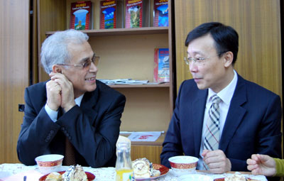 驻乌兹别克斯坦大使张霄出席乌国立世界语言大