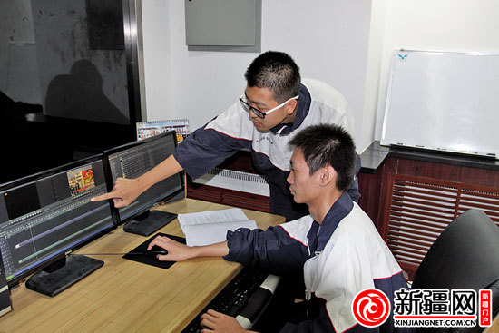 乌鲁木齐68中校园电视台 学生录节目挺有专业