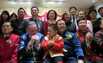 加拿大移民部长向华人拜年 派发红包中文道贺