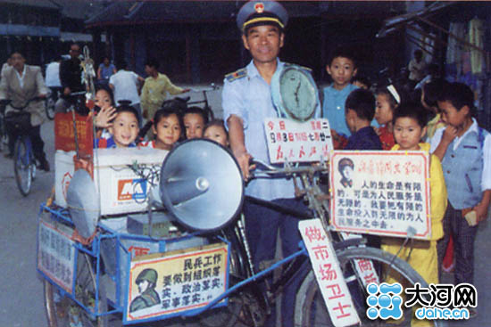 活雷锋强自喜逝世+社旗县千余群众自发送行