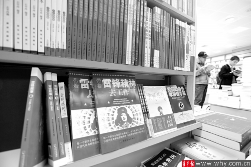 雷锋元素商品又到热销期 主题服装日租金50